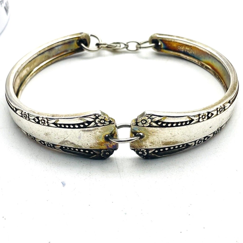 Oneida Signed Silver Tone Hinged Bangle Bracelet Floral Engraved Design Vintage